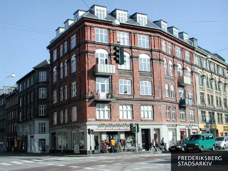 Hjørneejendommen Smallegade 56 og Nordre Fasanvej 2 med butiksfacader en solskinsdag i september 2006