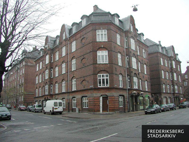 Hjørneejendommen Forchhammersvej 2 / Vodroffsvej 47 med frontkviste, karnapper og murede ovaler