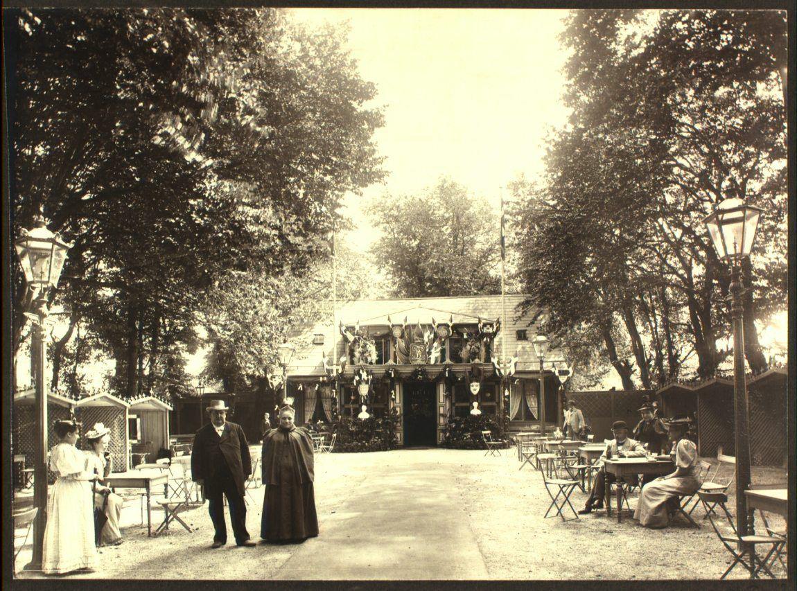 Anton Jostys konditori ved Pile Allé, kaldet Jostys Pavillon. Udsmykningen er i anledning af Kronprins Frederiks og Kronprinsesse Louises sølvbryllup d.28. juli 1894. I forgrunden ses ejeren Anton Josty og hustru