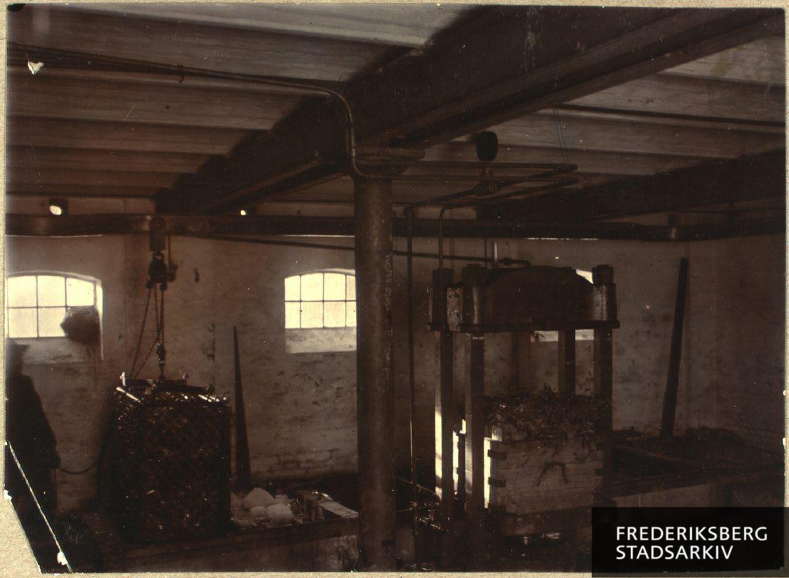 Hydraulisk presse, der anvendes til at presse aftinnet blikaffald til briketter