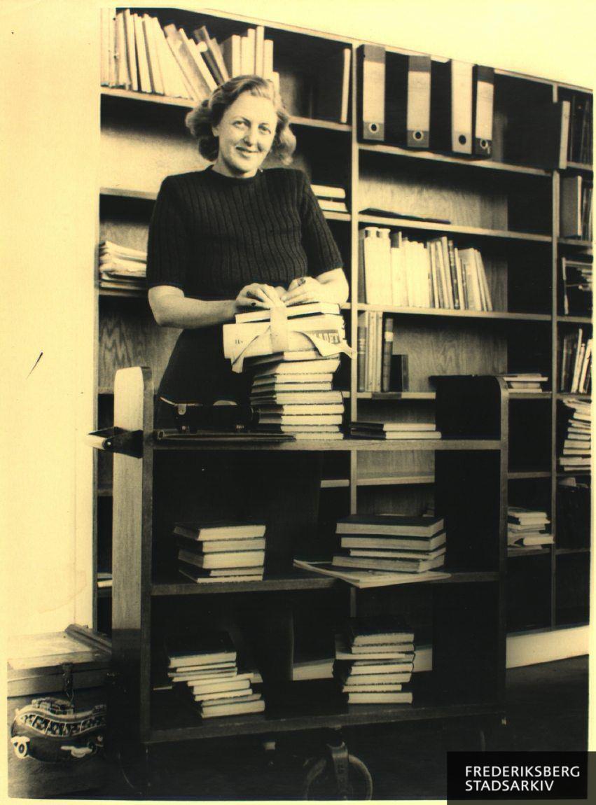 Børnebibliotekar Gudrun Franck pakker bogdepoter til skolebibliotekerne