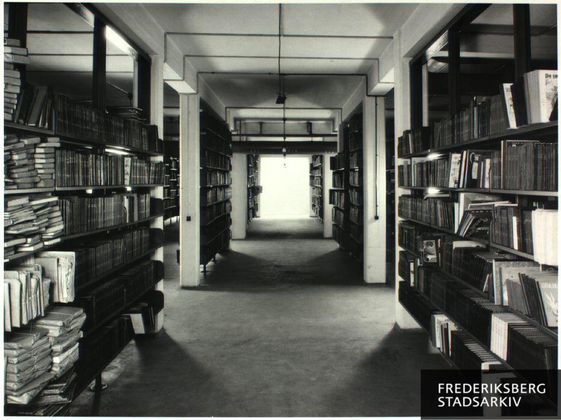 Hovedbibliotekets magasin. I forgrunden børnebibliotekets reoler