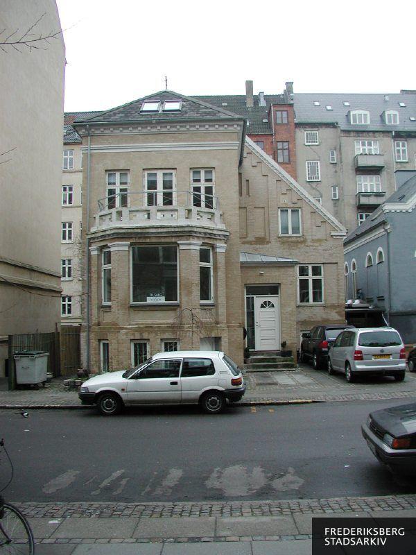 Ingemannsvej 6 i 2007 med Til salg skilt i vinduet og parkerede biler foran.
Den almindelige affaldscontainer på Frederiksberg ses længst til venstre opad plankeværket. Bagved ses bagfacader til ejendomme på Rosenørns Allé
