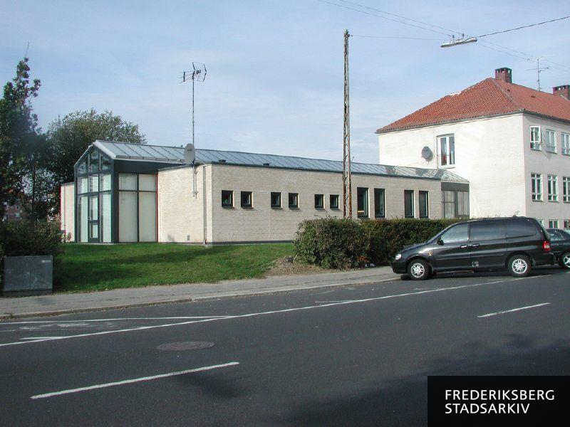 Jens Jessens Vej 12 med tilbygning i 2006. Ungdomspensionen Jens Jessens Vej og Fyrrenæs Fonden har lokaler her