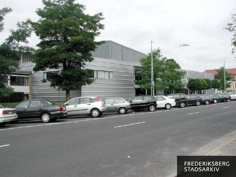 Frederiksberg Idræts-Union FIU på Jens Jessens Vej 16 i 2005 med parkerede biler og træer foran