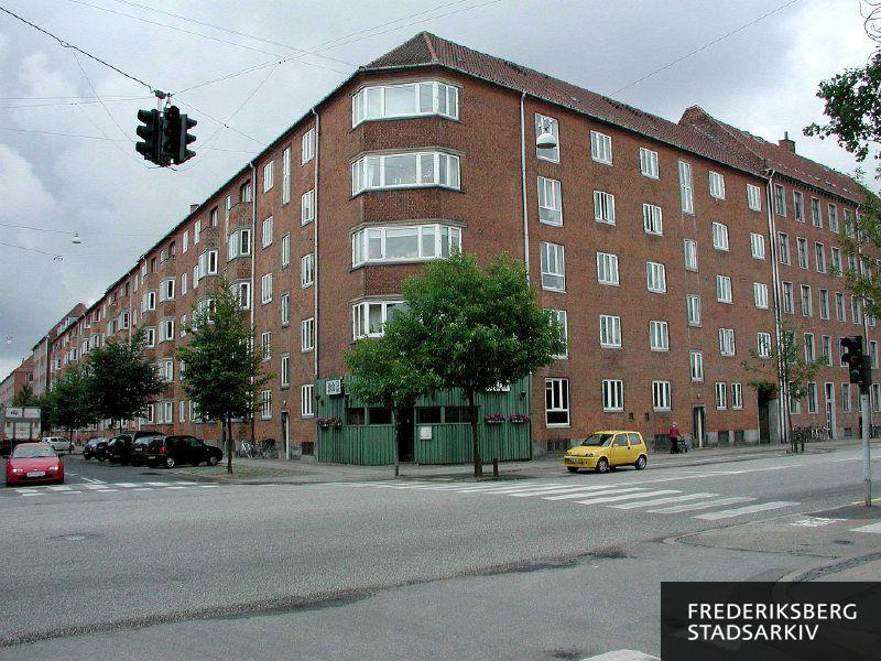 Hjørnet Julius Valentiners Vej 39-43 og Finsensvej 53-55. Hjørnet har i stueetagen grønmalet træfacade med blomster i altankasserne, lamper og indgang til Pub 53, som netop har adressen Finsensvej 53