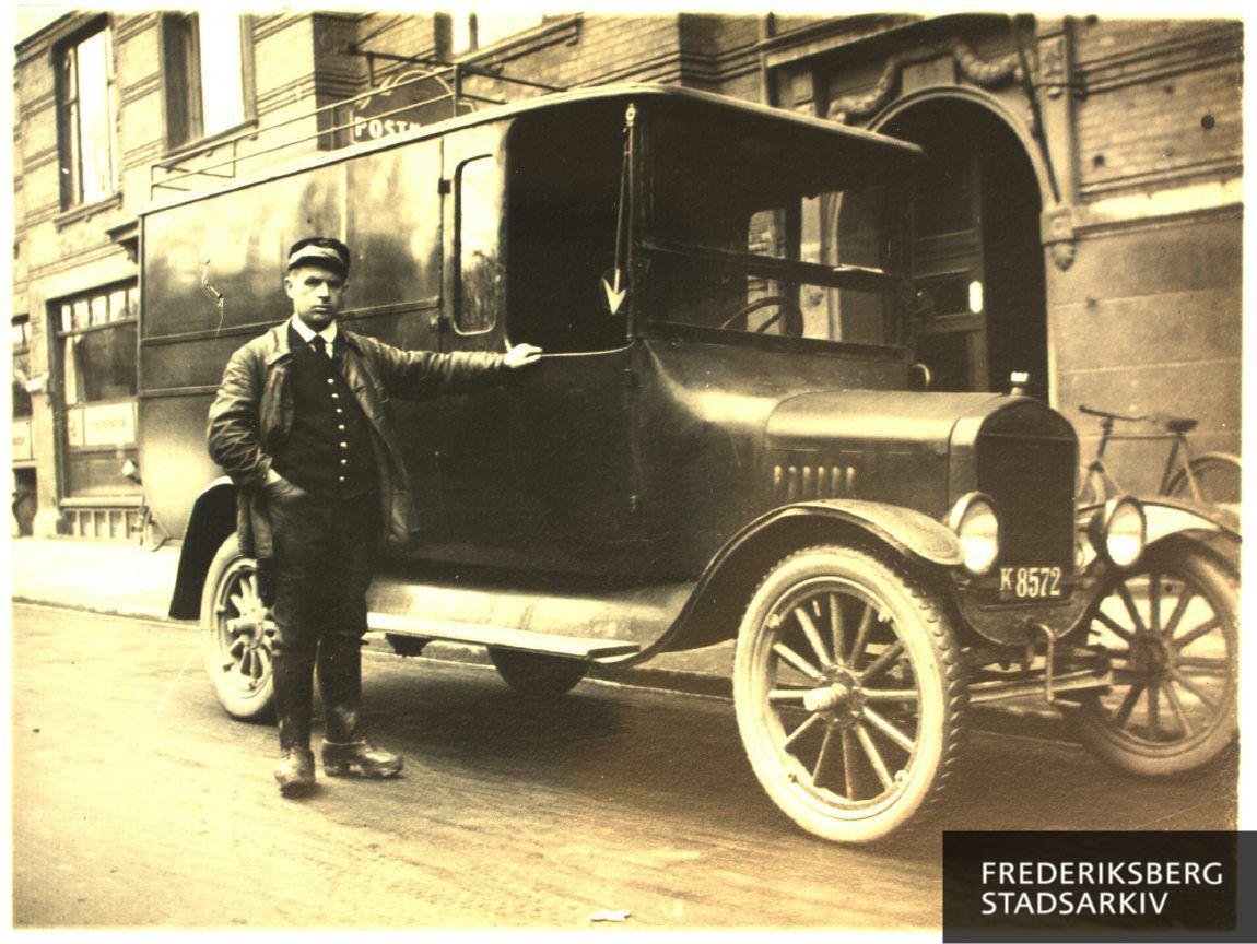 Postbilen udenfor Frederiksberg Postkontor