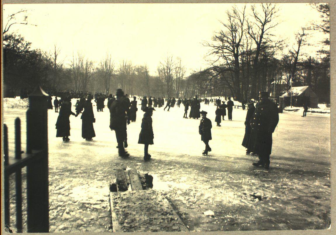 Skøjteløbere på de frosne kanaler i Frederiksberg Have