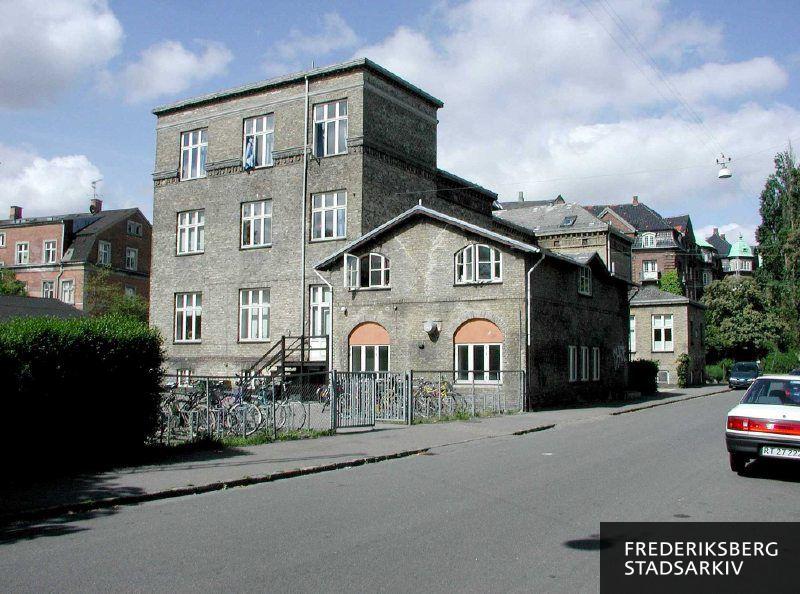 Kastanievej Efterskole set i retning af Bülowsvej, hvor et tårn ses i baggrunden til højre