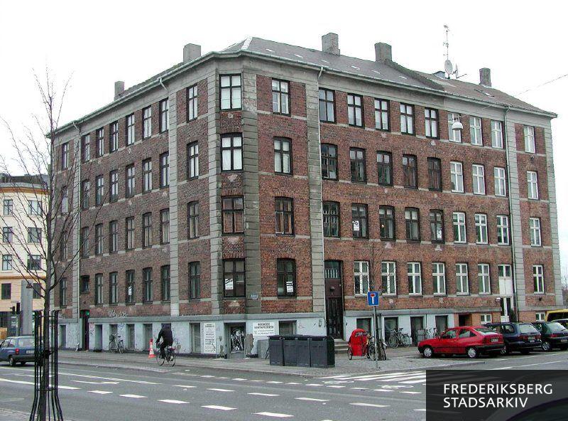 Hjørneejendommen Kilevej 1-3 og Nordre Fasanvej 26 med Frederiksberg Skorstensfejervæsens forretning på hjørnet