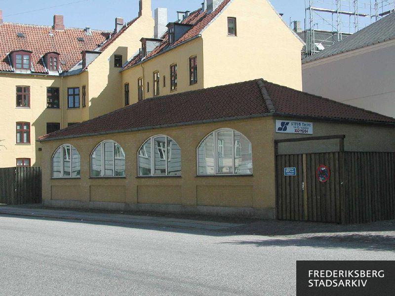 Kingosgade 10 med kig ind i gården og erhvervslokaler til Stryhn Electric A/S Aut. El-installatør