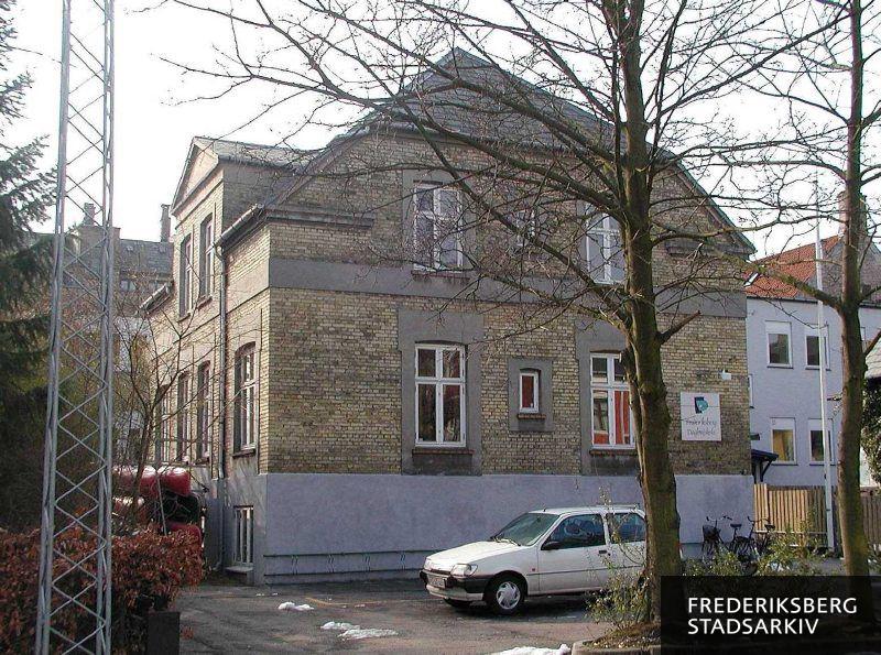 På Kong Georgs Vej 11 har Frederiksberg Daghøjskole Kursuscenter lokaler og er her fotograferet i 2006