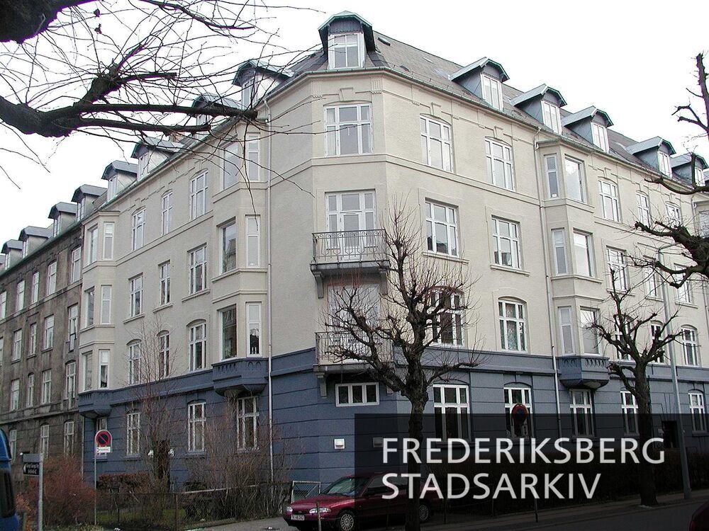 Kong Georgs Vej 54 ligger på linje i husrækken, mens Kong Georgs Vej 56 ligger på en stikvej inden nr. 58. Kronprinsesse Sofies Vej 17 hører til samme trefløjede ejendom
