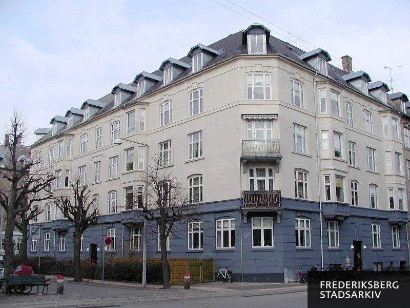 Hjørneejendommen Kong Georgs Vej 54 og Kronprinsesse Sofies Vej 17. Kong Georgs Vej 56 hører til samme trefløjede ejendom