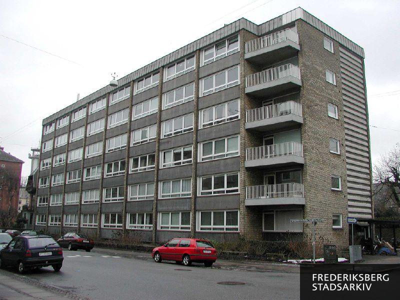 Kong Georgs Vej 52 har indgangsparti på gavlen, og bygningens længde ligger ellers henad Kronprinsesse Sofies Vej. Til venstre ses lidt af tårnet på det gamle telefonhus på Borups Allé