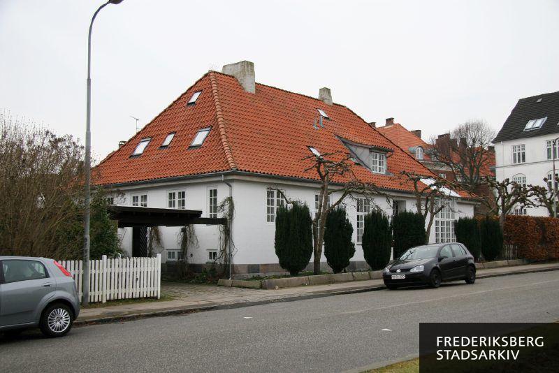 Casa d'Antino med ovenlysvindue mod nord i 2009 efter istandsættelse. Pladsen er opkaldt efter maleren Kristian Zahrtmann, som fik dette hus bygget og boede her