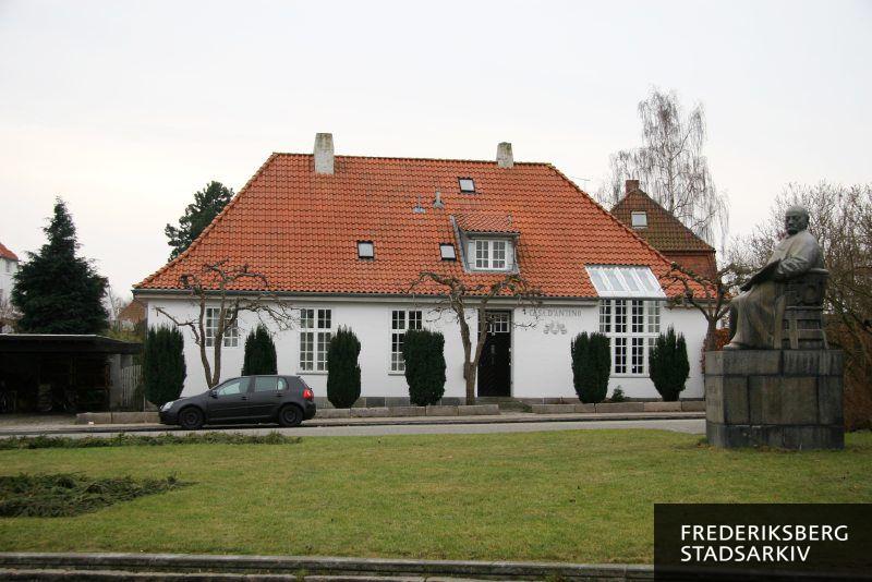 Casa d'Antino med ovenlysvindue til atelier mod nord i restaureret stand i 2009 og Kristian Zahrtmanns Plads med skulpturen af kunstmaleren Kristian Zahrtmann i forgrunden