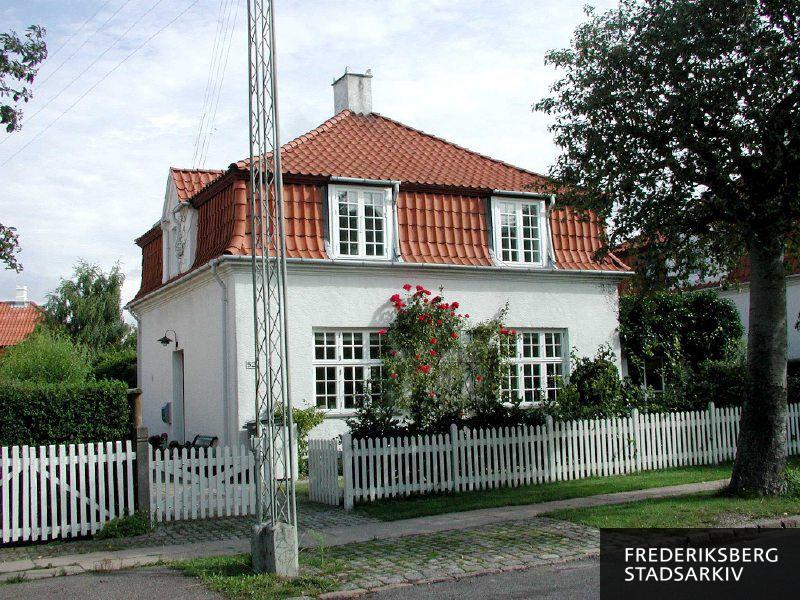 Villaen fra år 1900 er noteret med bevaringsværdi 3 i Kulturarvstyrelsen og er en af de ret få i Den Hvide By, hvor der er flest dobbelthuse