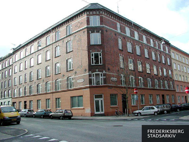 Hjørneejendommen Kronprinsesse Sofies Vej 7 og Holger Danskes Vej 69-71 i 2004