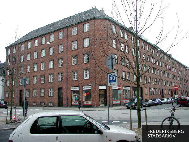 Kronprinsesse Sofies Vej 12B-C og Holger Danskes Vej 52-64 i februar 2004 med Møntrens Møntvask på hjørnet og i forgrunden ses vejkrydset, en parkeret cykel og en væltet cykel på fortovet