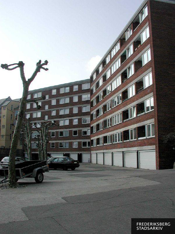 Bagfacaden til Kronprinsessevej 30-34 med garager og nybeskårne træer