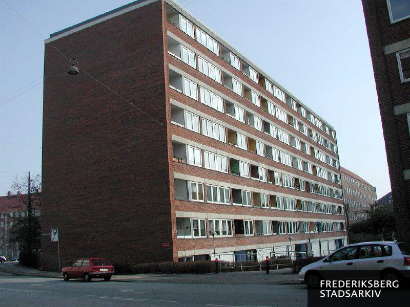 Bagfacade med garager til Kronprinsesse Sofies Vej 36-40