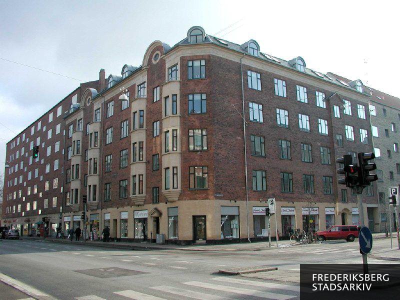 Hjørneejendommen Langelandsvej 50 og Godthåbsvej 43 og 45 med karnapper og Consol Solcenter, KK Couture, en kiosk m.v. i februar 2003