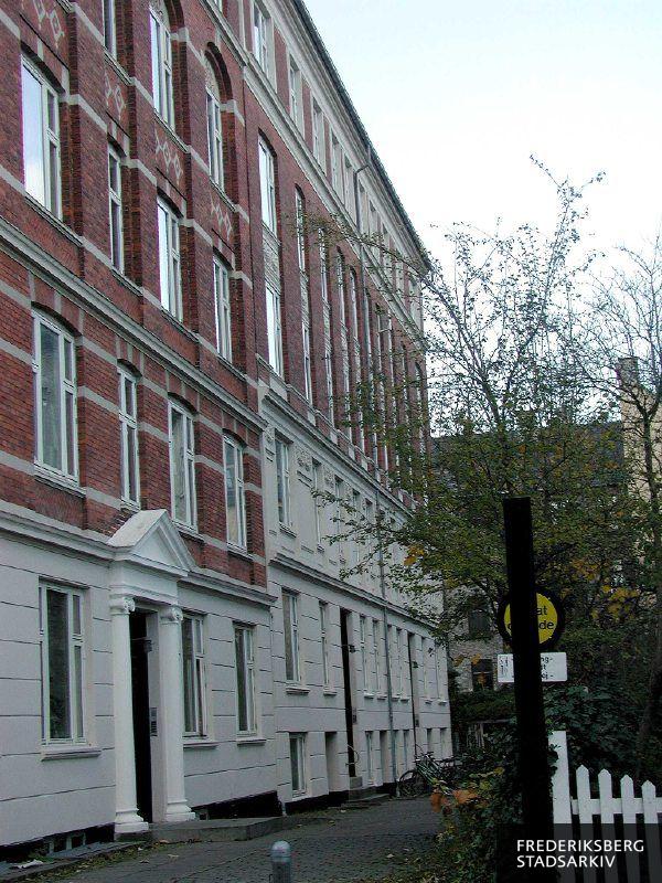 Lykkesholms Allé 5C og 5D på en lille stikvej. 5C har gadedøren indrammet med søjler