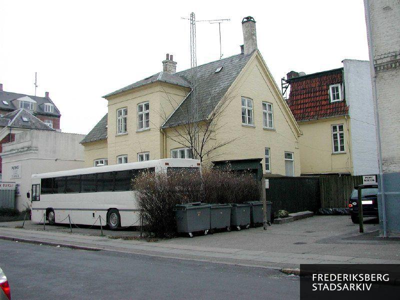 Villaen i det blandede bolig- og erhvervskvarter er fra 1869, den har frontspids og en hvid bus i forhaven