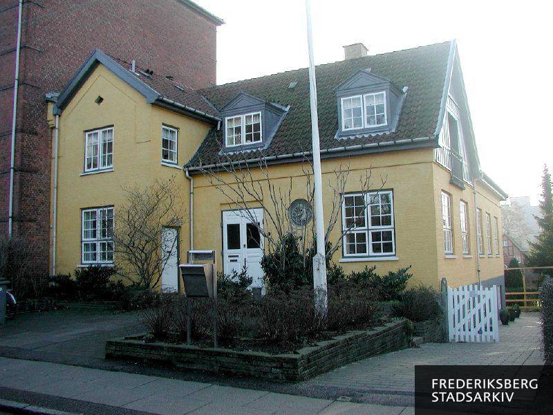 Frederiksberg Slotskirkes Menighedshus og Frederiksberg Slotskirkes Kirkekontor med flagstang i forhaven i 2005
