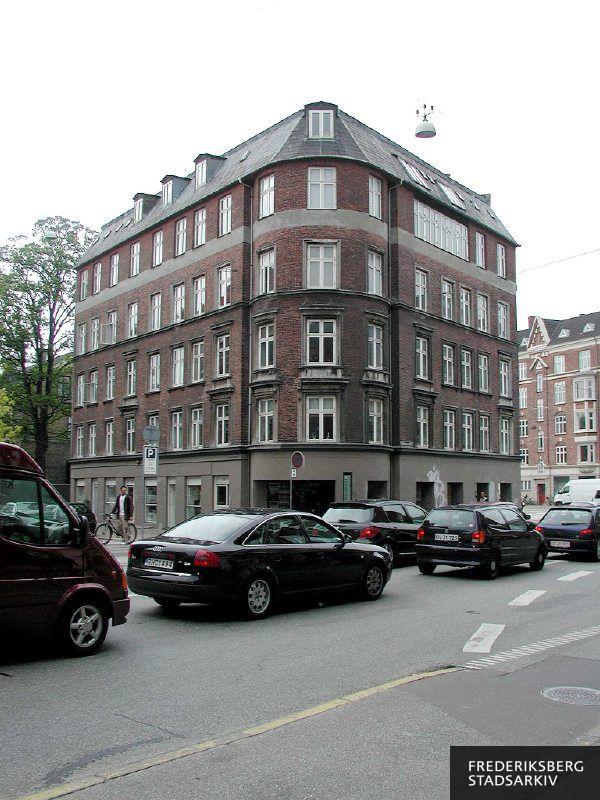 Ejendommens husnumre er på Mariendalsvej og har bagfacade ud til Ågade. Dens søjlegang eller kolonnade ligger på Falkoner Allé
