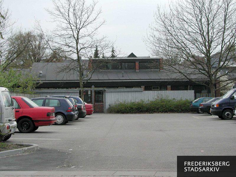Indkørsel til Vuggestuen Spiren i 21A og Børnehuset Remisen i 21B i 2006