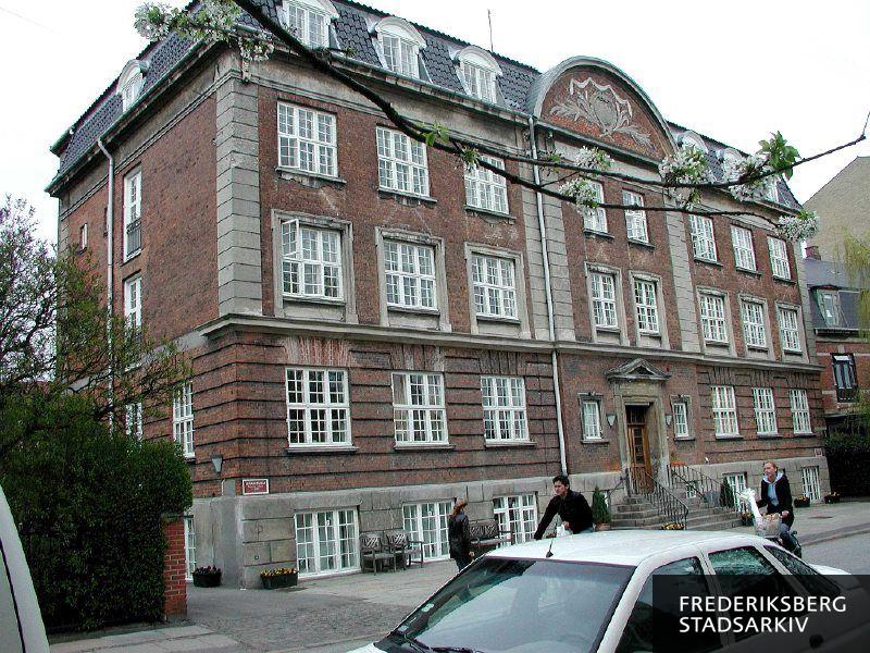 OK-hjemmet Thea med ejendommens gavl og facade i foråret 2006, bofællesskabet hed tidligere Hjembo