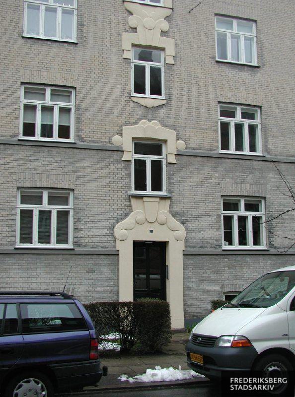 Indgangsparti på have- eller baghuset Mariendalsvej 38A med lejligheder hører til Post- og Telegrafembedsmændenes Stiftelse i nr. 38B og 40. Her ses art deco-detaljerne efter restaurering i februar 2007