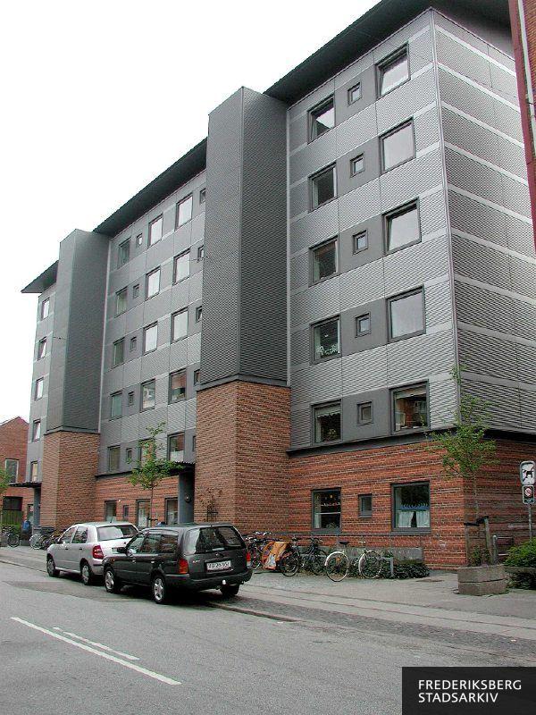 En del af AKB Stjernen, som også har husnumre på Kong Georgs Vej på Frederiksberg og er en afdeling under KAB