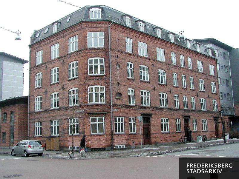 Ejendommen Mariendalsvej 43-45 ved hjørnet af Kronprinsesse Sofies Vej 33. To gamle markeringssten på hjørnet ved et vejtræ er blevet skæve og næsten væltet