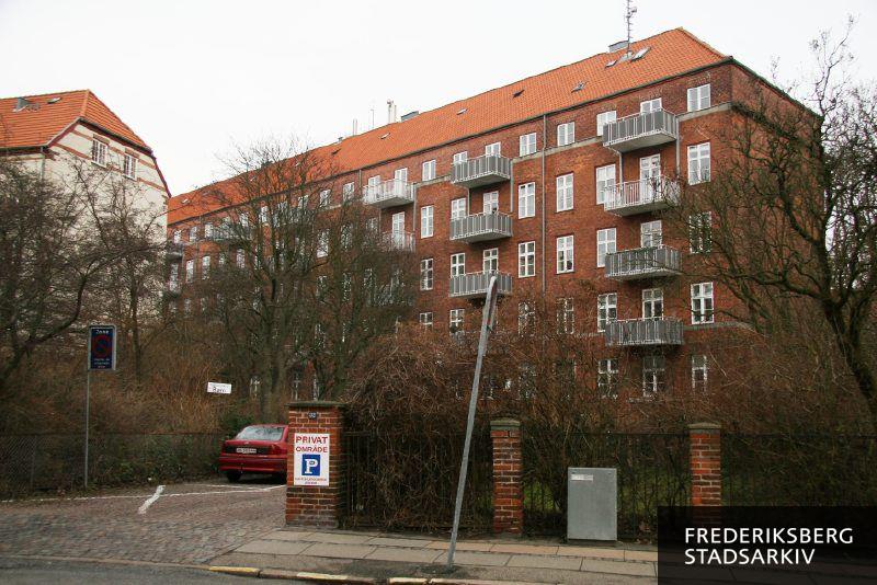 En privat vej mellem nr. 30 og 34A fører ind til Mariendalsvej 32A-D, som er placeret delvist bag Mariendalsvej 34A-B og dets baghus Mariendalsvej 34C-D
