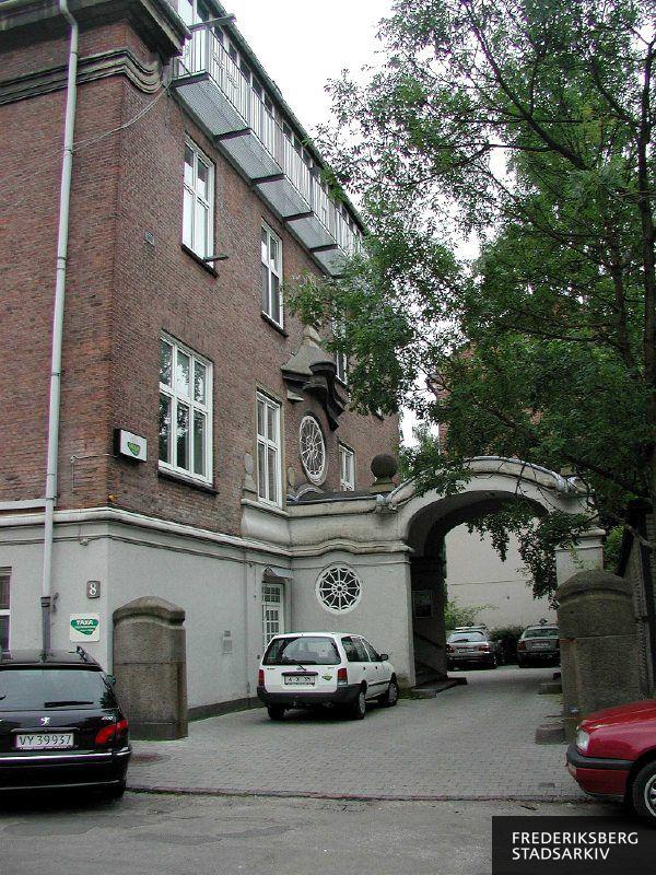 Indgangspartiet med bygningsdetaljer på erhvervsejendommen Martinsvej 8, der i 2006 huser Københavns Taxa, DL-Limousine Service og 4x35
