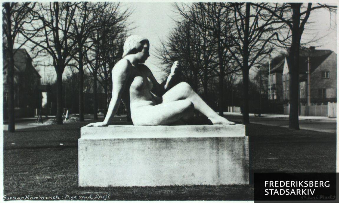 'Kvinde med spejl' udført af Gunnar Hammerich i 1938 i kunststen