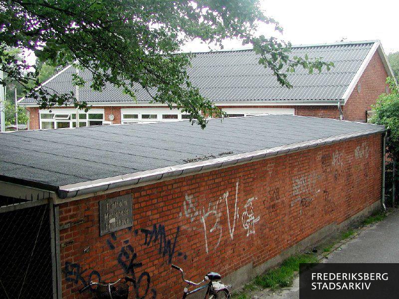 Flintholm Sogns Børnehus med grafitti på muren ved stien til Peter Bangs Vej i 2006