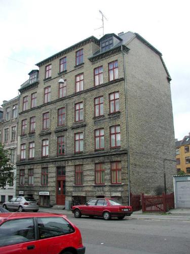 Ejendommen Orla Lehmanns Vej 4 med gavl og i baggrunden gårdfacaden af ejendomme på Nordre Fasanvej