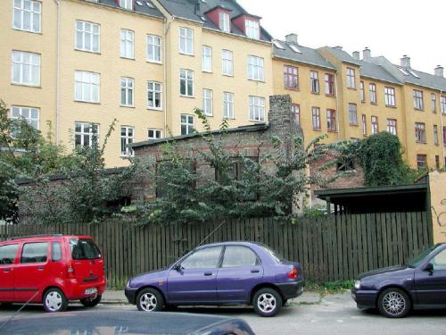 Ved siden af Orla Lehmanns Vej 12D ses i 2004 småhuse og skure, der hører til Nordre Fasanvej 5-9