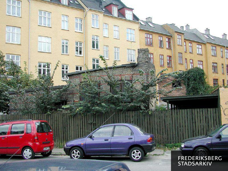 Ved siden af Orla Lehmanns Vej 12D ses i 2004 småhuse og skure, der hører til Nordre Fasanvej 5-9