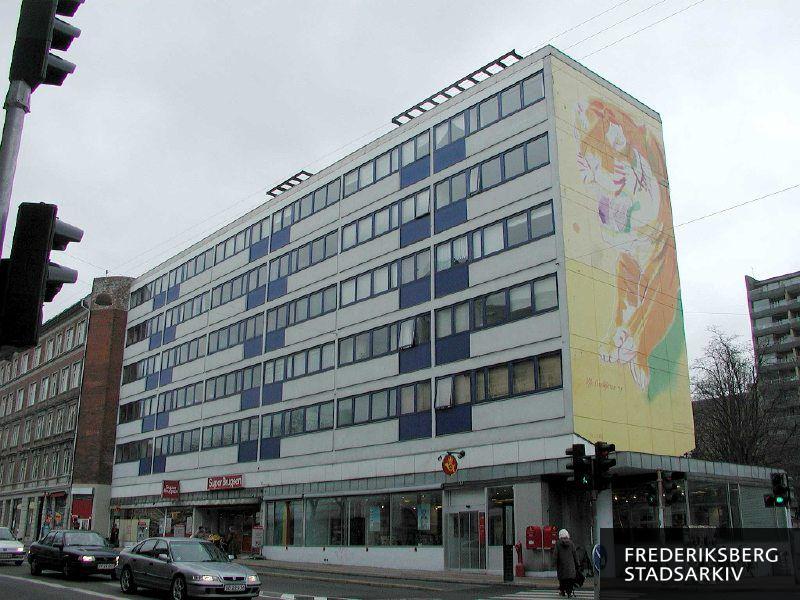 Platanvej 32 med et gavlmaleri fra 1997 med et tigermotiv af maleren Uffe Christoffersen. Det er udført af Nikander decor v. Hanne Nilsson. Desuden ses Vesterbrogade 1962