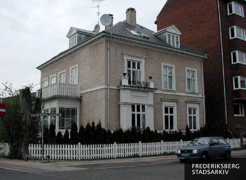 Ved hjørnet af Dronning Olgas Vej ses Prins Constantins Vej 5