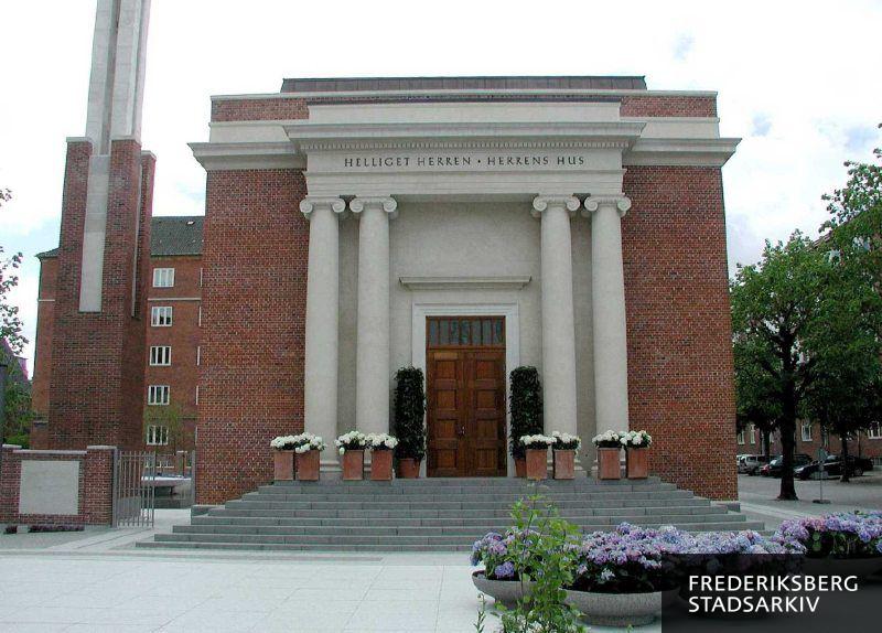 Jesu Kristi Kirke af Sidste Dages Hellige, The Church of Jesus Christ of Latter-day Saints, Copenhagen Denmark Temple. På fasciet står "Helliget Herren - Herrens Hus"