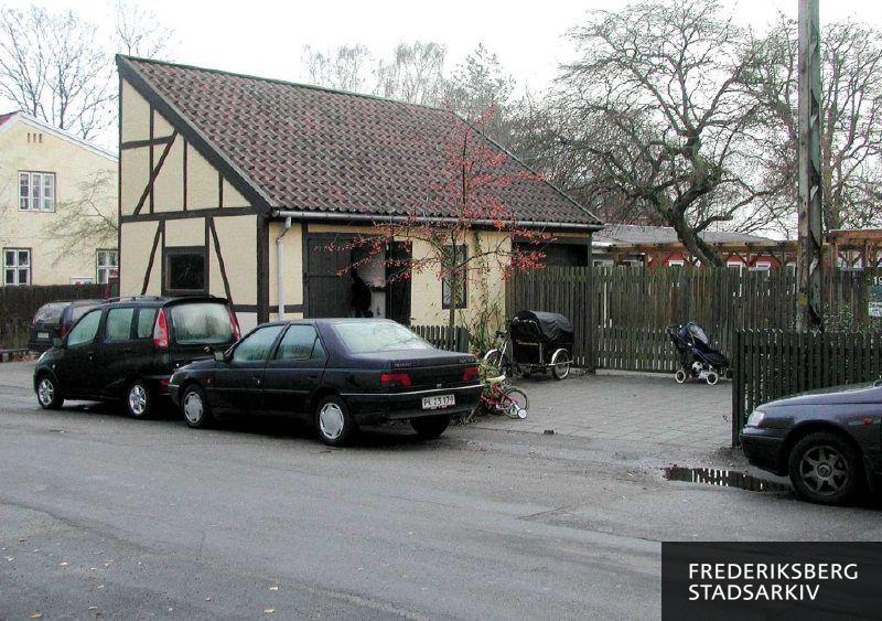 Udhuset med bindingsværk hører til Børnehuset Carlsvognen i 2008