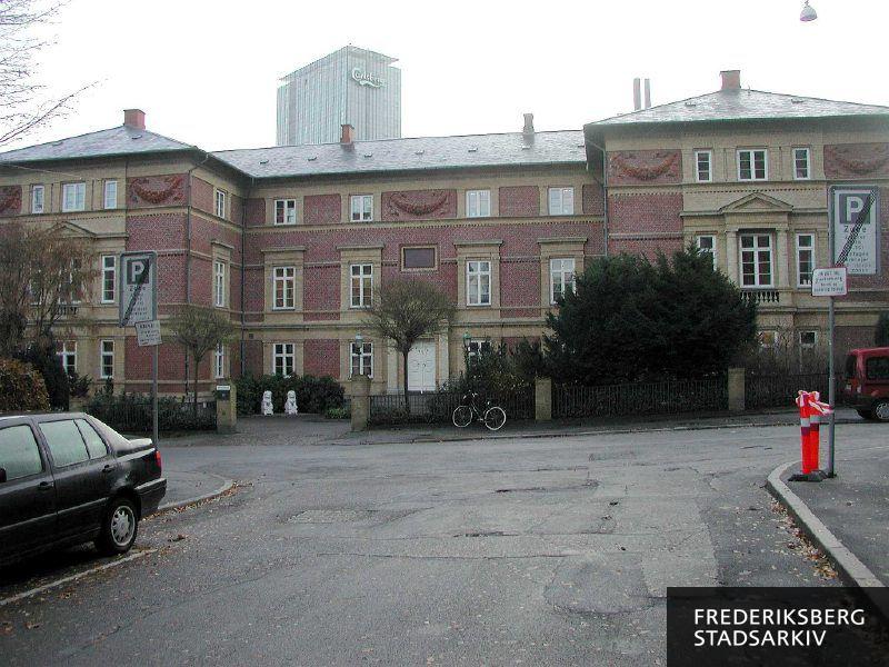 Den fredede ejendom Rahbeks Allé 21 er erhvervsejendom i 2008, i baggrunden ses Carlsbergs højhus