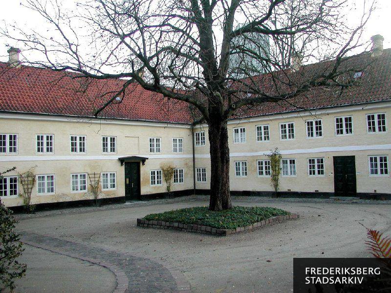 Bakkehusmuseet Bakkehusmuseet er et kulturhistorisk og litterært museum om Knud og Kamma Rahbek og deres samtidige som H.C. Andersen, Kammas svoger Adam Oehlenschläger, Johannes Ewald, brødrene H.C. og A.S. Ørsted, B.S. Ingemann, N.F.S. Grundtvig, Johan Ludvig Heiberg, Johanne Luise Heiberg, Steen Steensen Blicher m.fl. Perioden betegnes guldalderen