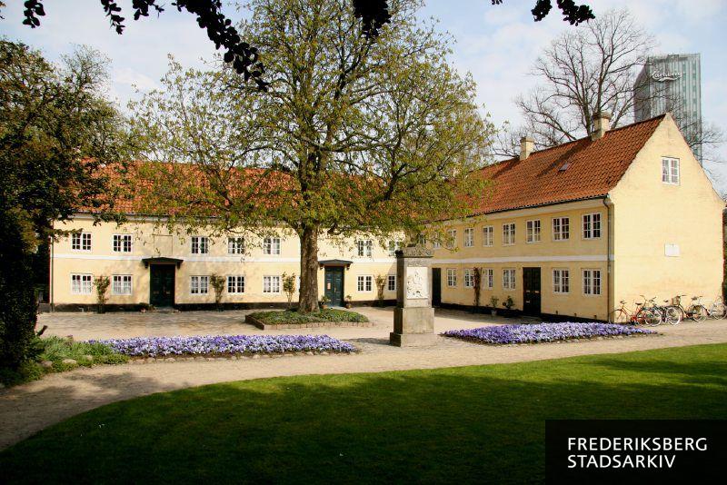 Bakkehusmuseet som er et kulturhistorisk og litterært museum om Knud og Kamma Rahbek og deres samtidige forfattere, kunstnere og videnskabsfolk:  H.C. Andersen, Kammas svoger Adam Oehlenschläger, Johannes Ewald, brødrene H.C. og A.S. Ørsted, B.S. Ingemann, N.F.S. Grundtvig, Johan Ludvig Heiberg, Johanne Luise Heiberg, Steen Steensen Blicher m.fl. Perioden betegnes guldalderen. I forgrunden ses mindesmærket med relief og teksten "Her boede Knud Lyne Rahbek og hans elskelige hustru Karen Margrethe Heger"